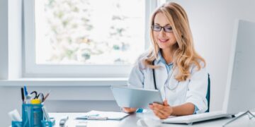 Ze wstydu aż 33% młodych Polek unika ginekologa – raport Kliniki.pl